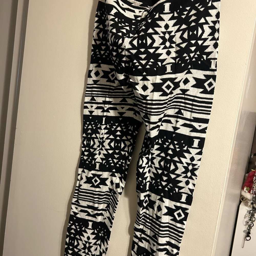 SO Geometric Black and White Leggings
